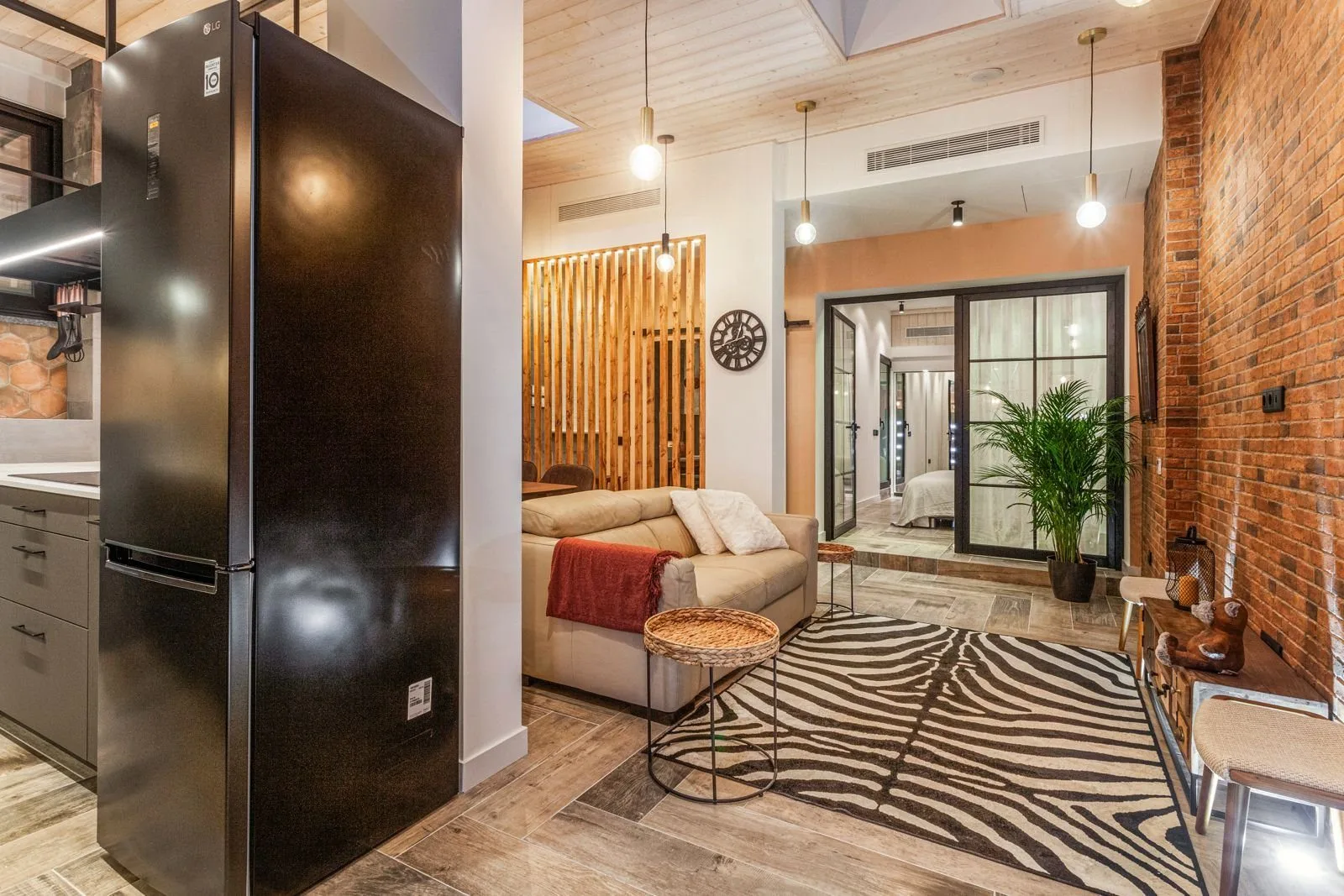 Cozinha aberta para a sala — conversão do loft Amoreira Cascais pela Maya's Homes