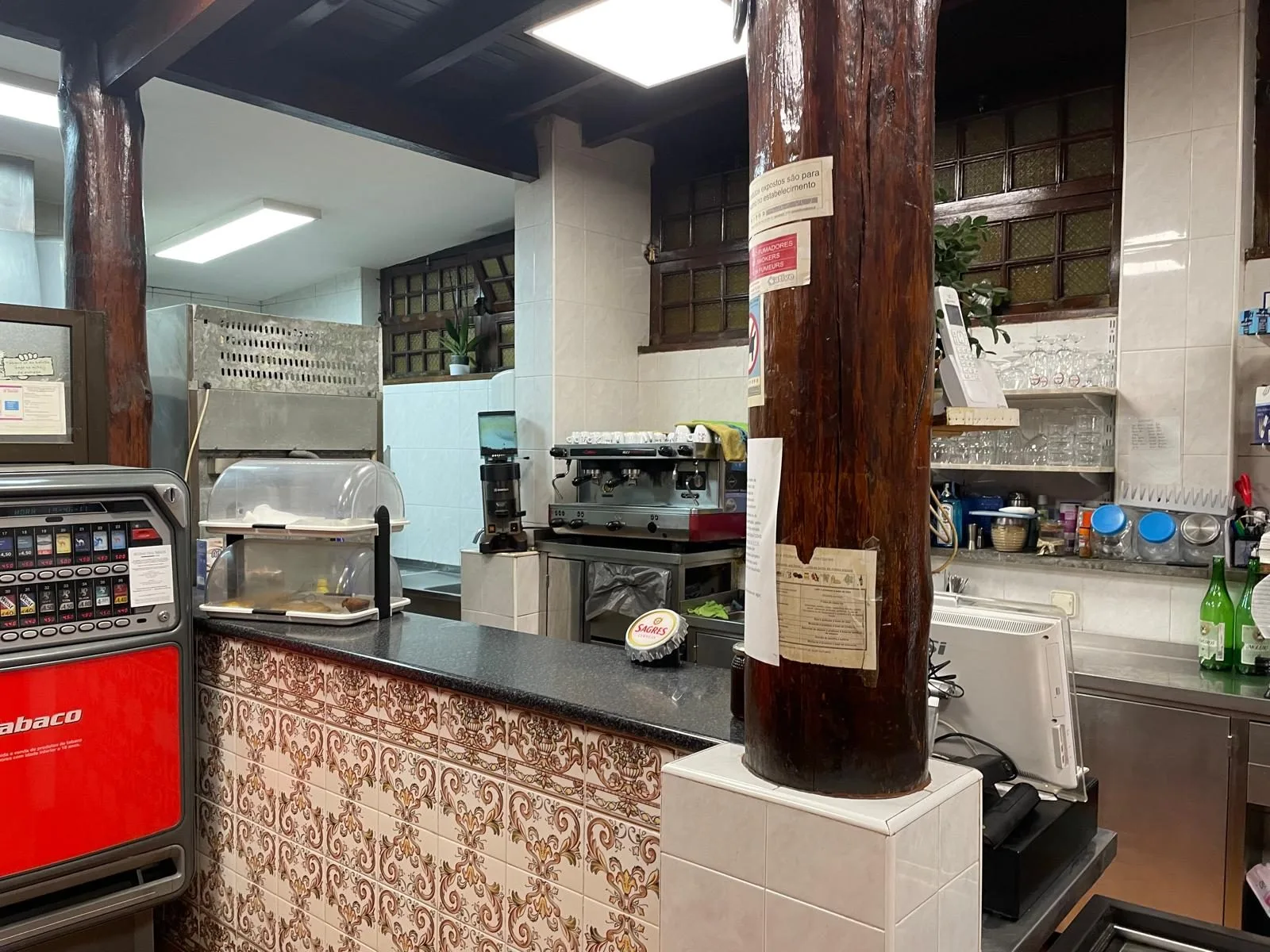 Before — restaurant bar area in Amoreira