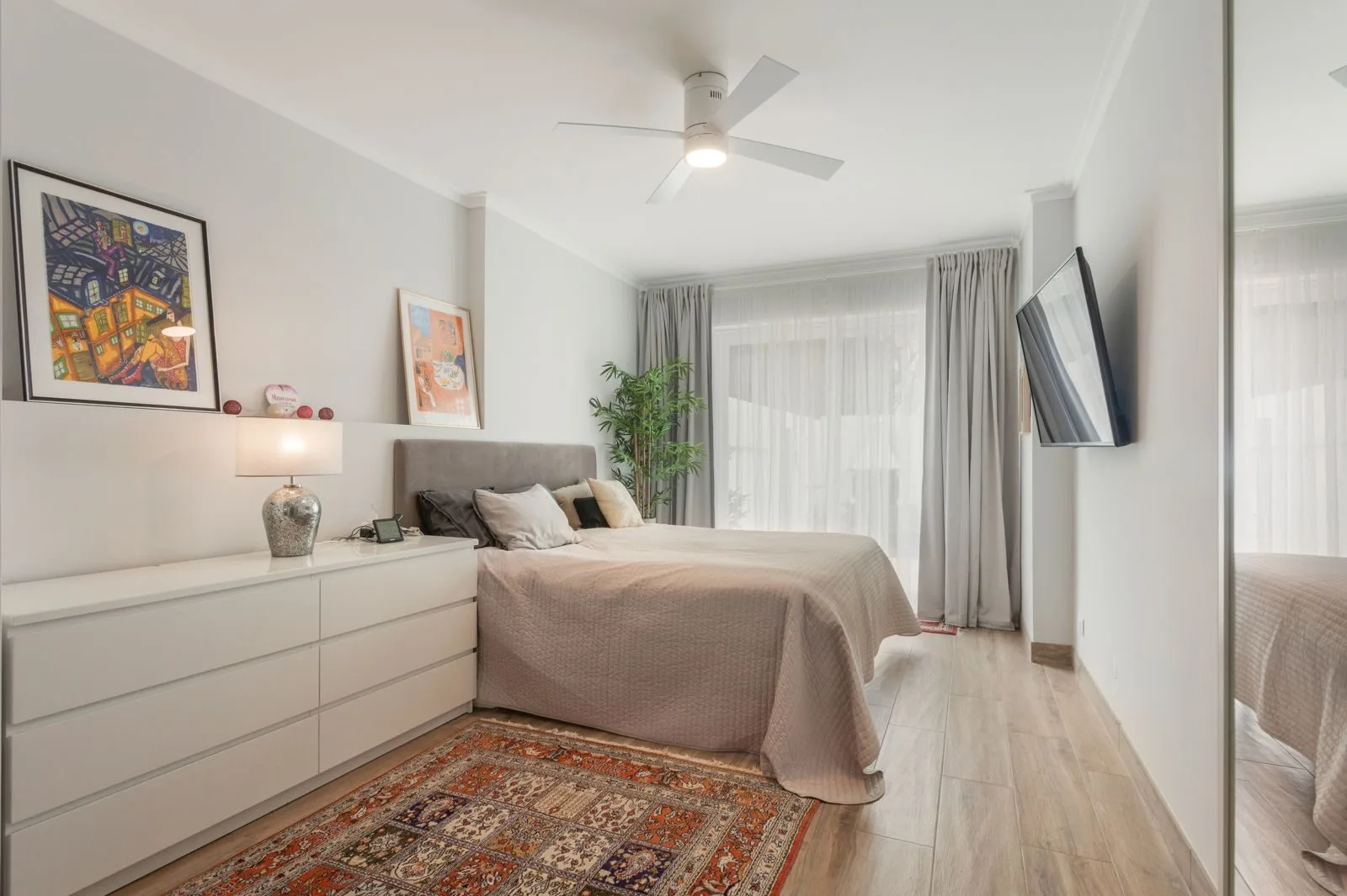 Second bedroom with oriental rug — Parede renovation by Maya's Homes
