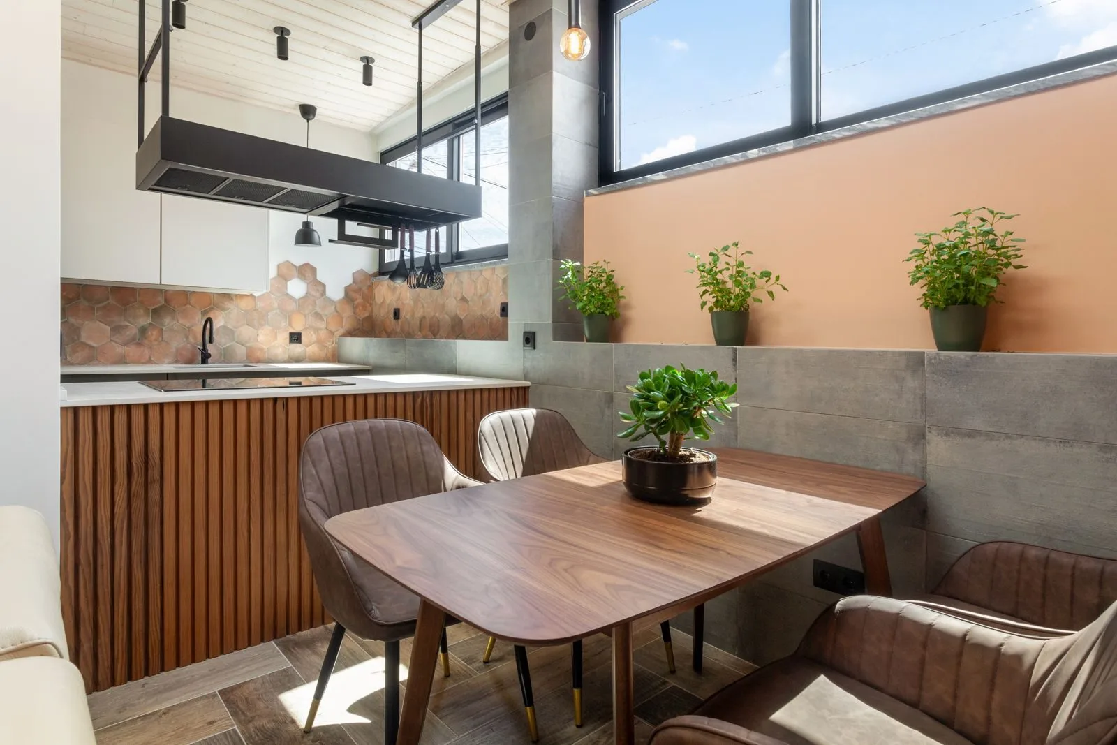 Kitchen — Bairro Rosário renovation by Maya's Homes