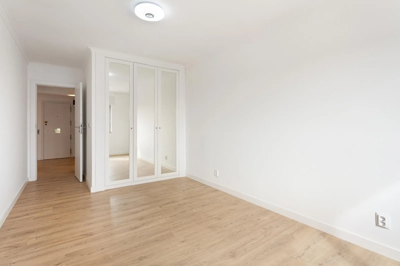 Second bedroom with mirrored wardrobes — Rebelva renovation by Maya's Homes