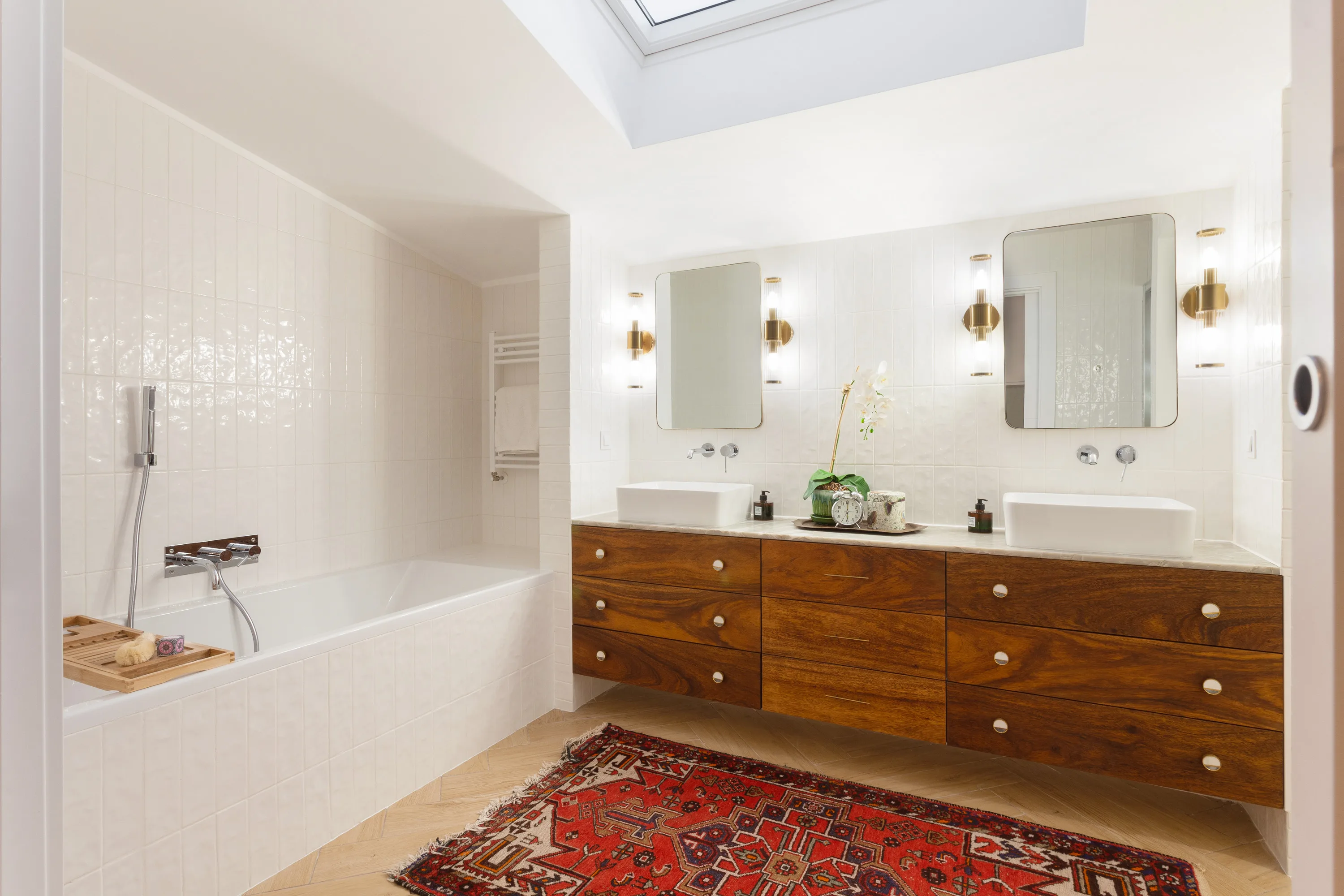 Banheira independente sob claraboia na casa de banho principal — renovação moradia Riviera Cascais pela Maya's Homes