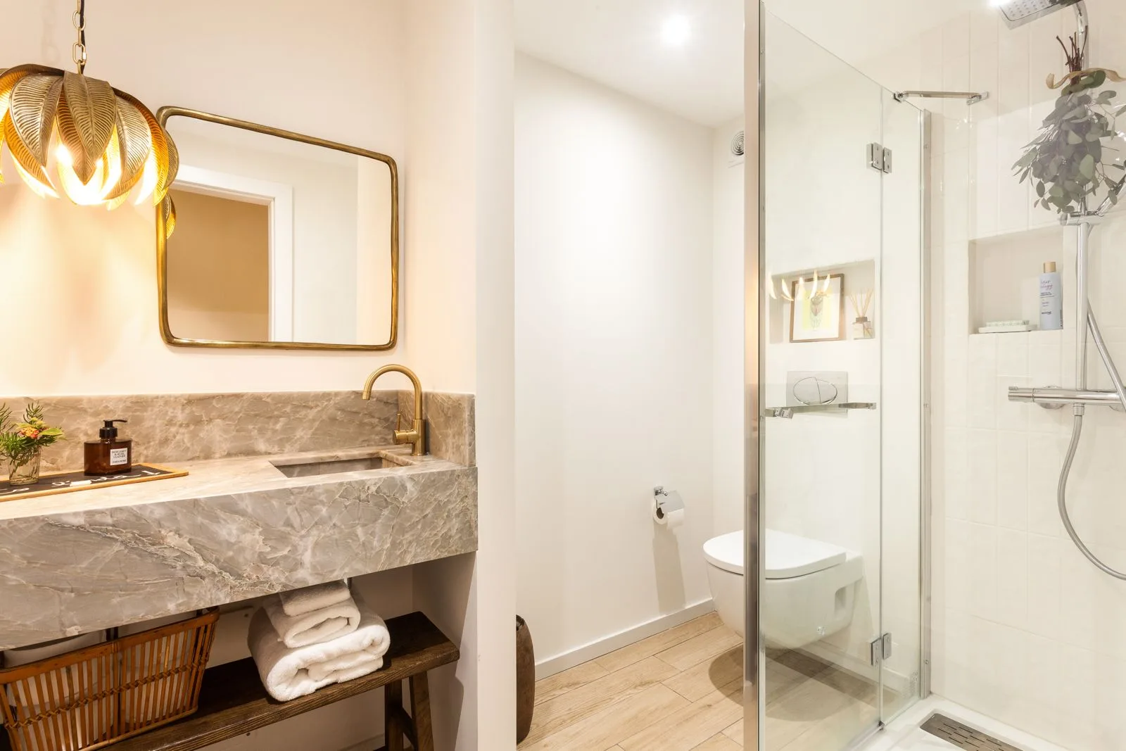 Lavabo com lavatório escultural em latão — renovação moradia Riviera Cascais pela Maya's Homes