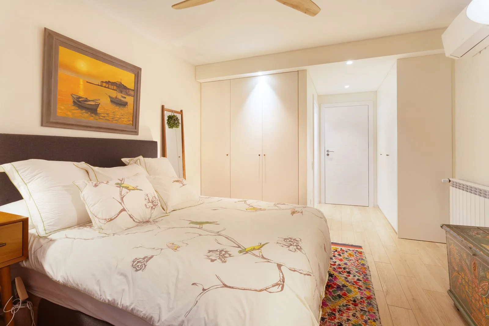 Quarto principal com roupeiros embutidos e acesso ao terraço — renovação moradia Riviera Cascais pela Maya's Homes