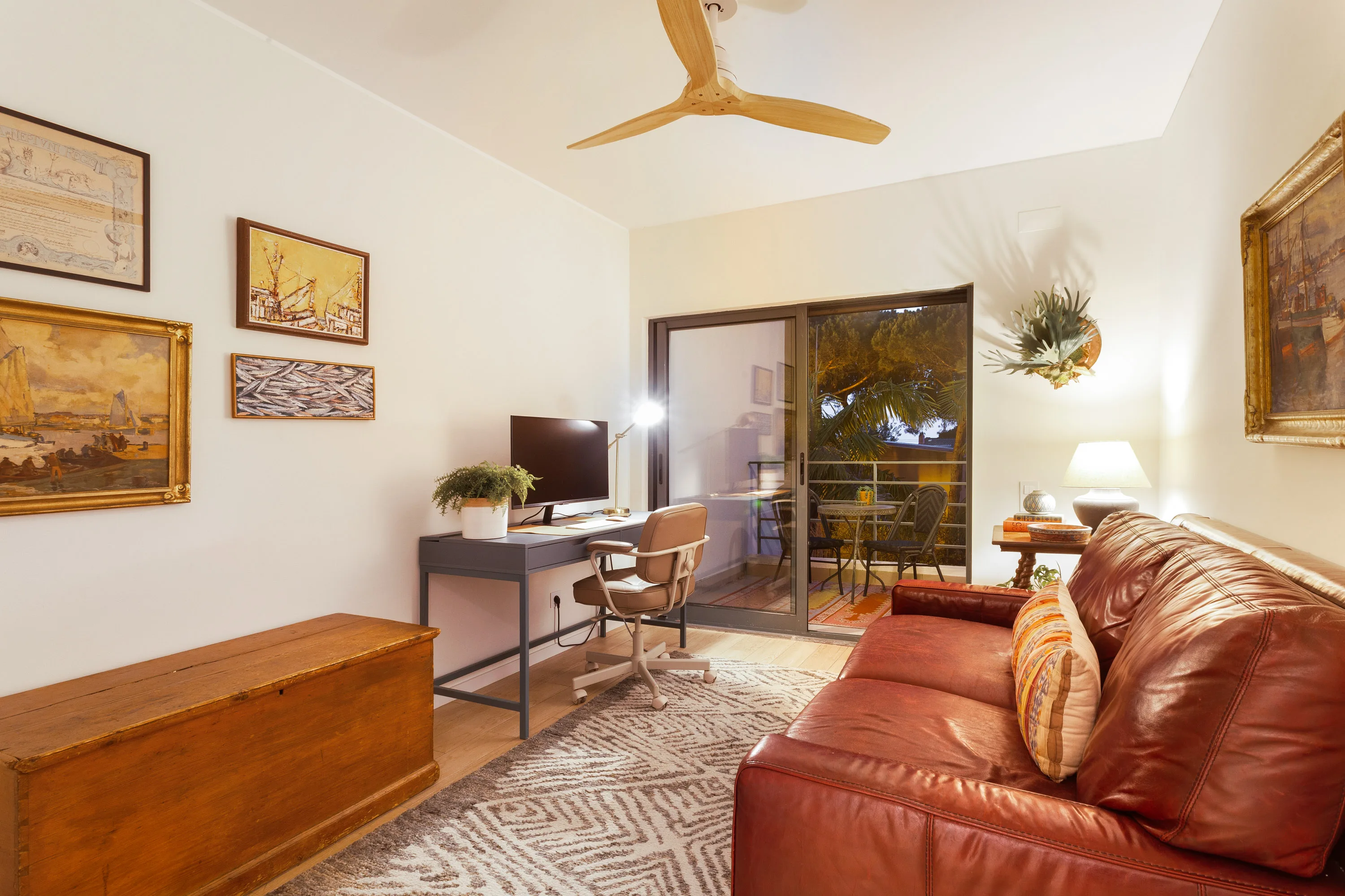 Secretária com estantes embutidas — renovação moradia Riviera Cascais pela Maya's Homes