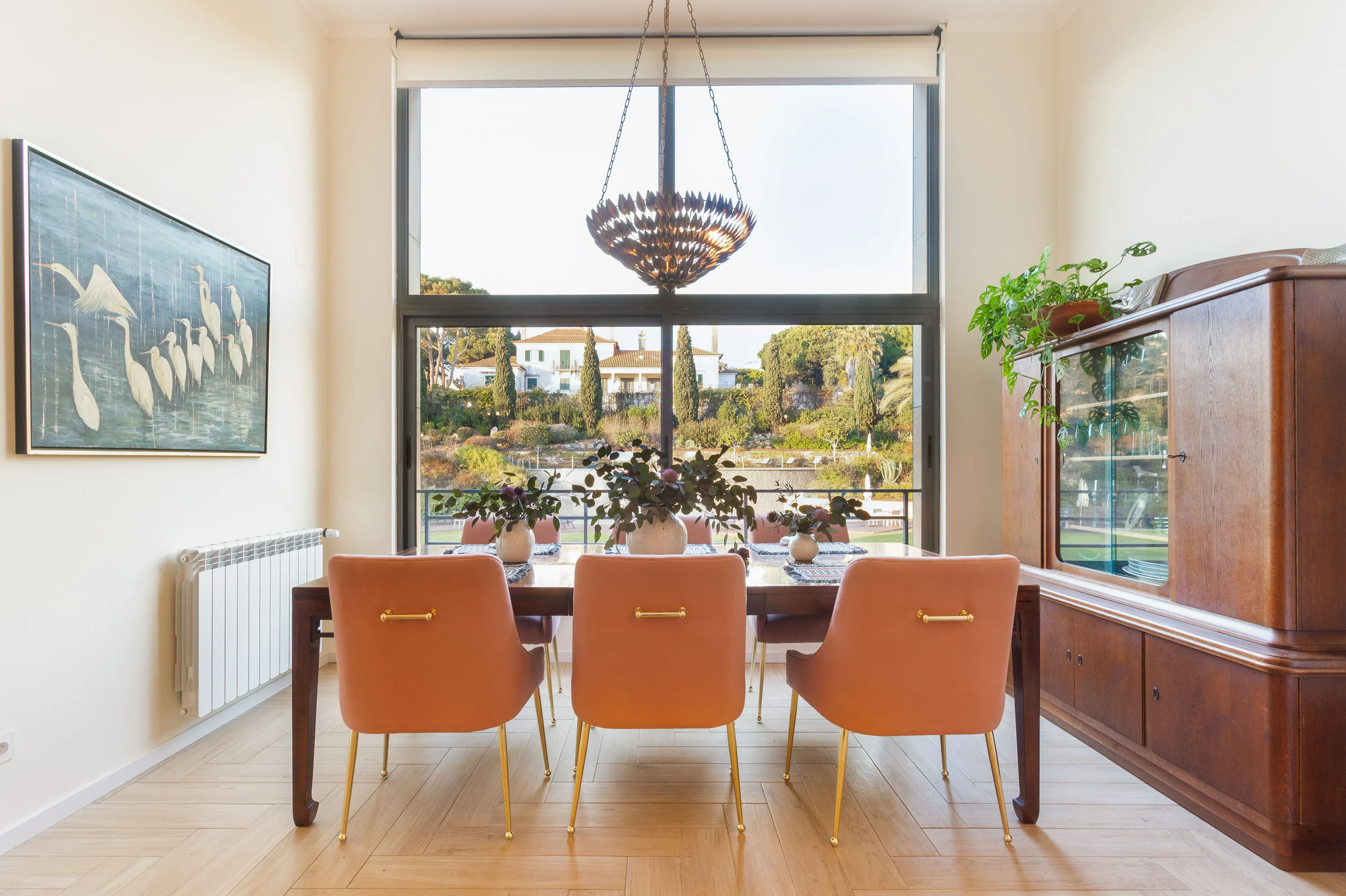 Mesa de jantar para oito sob candeeiro pendente — moradia Riviera Cascais pela Maya's Homes