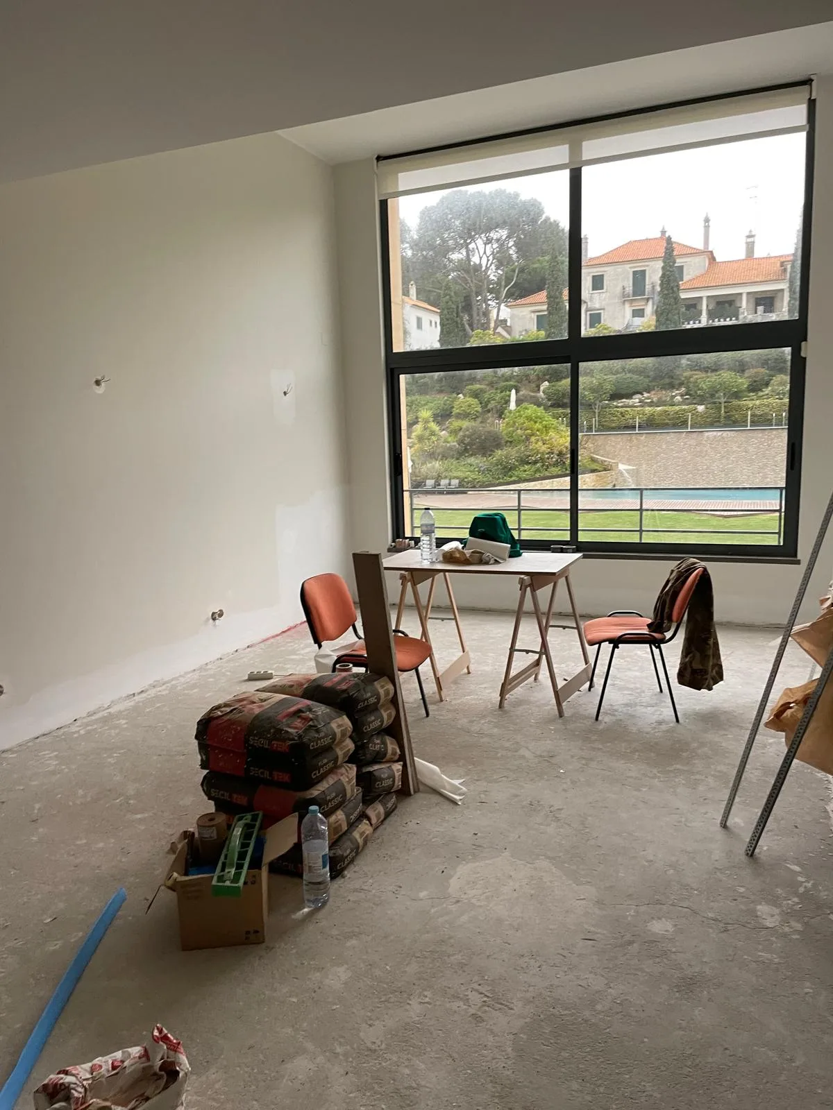 Como a encontrámos — interior destruído da moradia Riviera