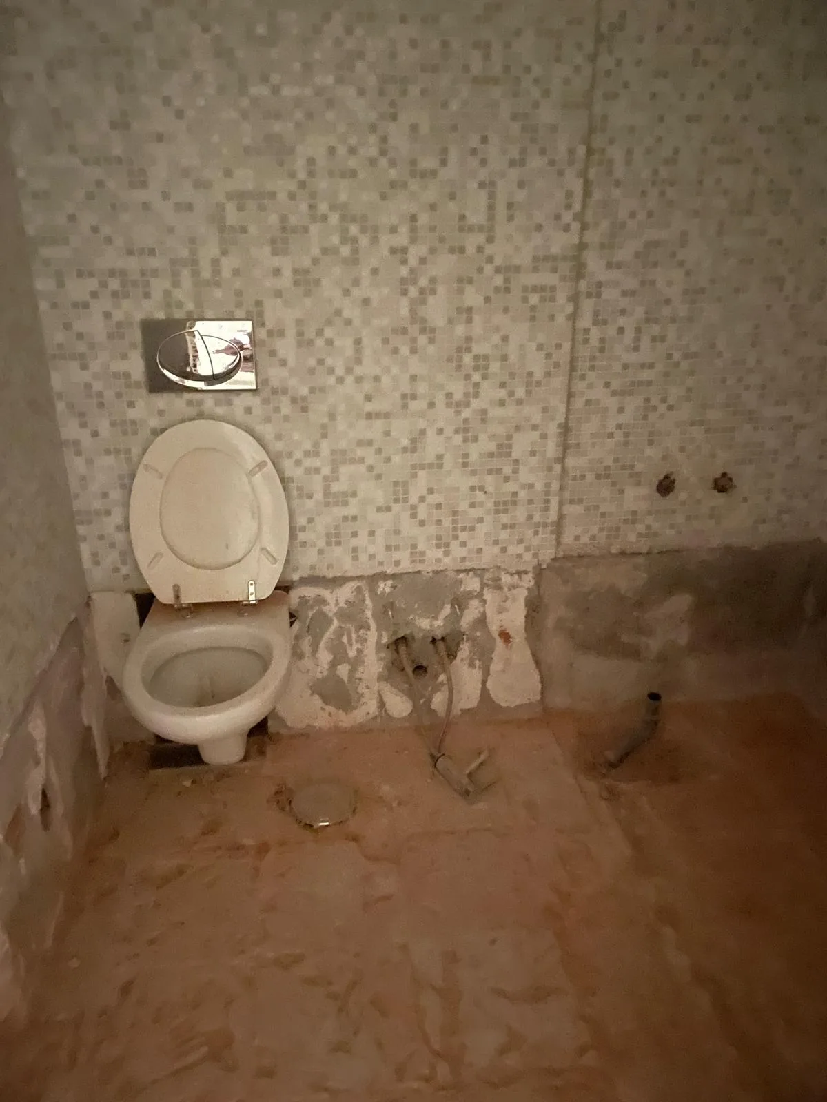 Como a encontrámos — paredes despidas da moradia Riviera