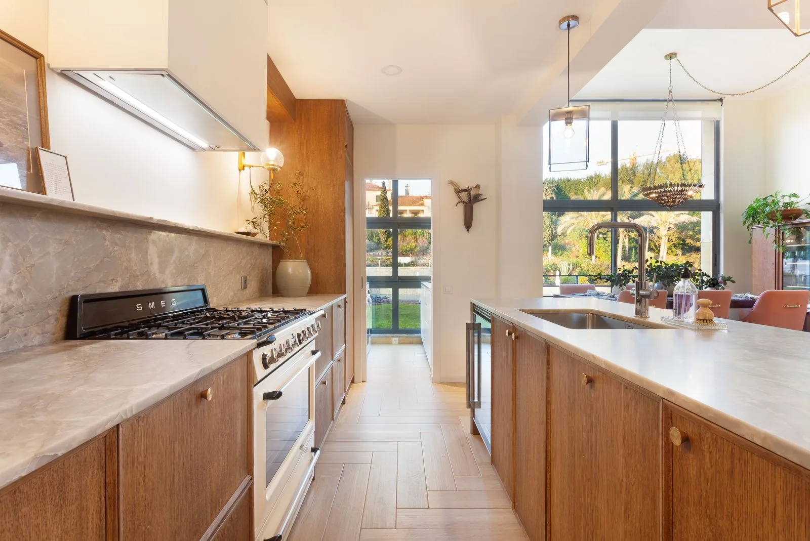 Depois — cozinha em nogueira com ilha em quartzo — renovação moradia Riviera Cascais pela Maya's Homes