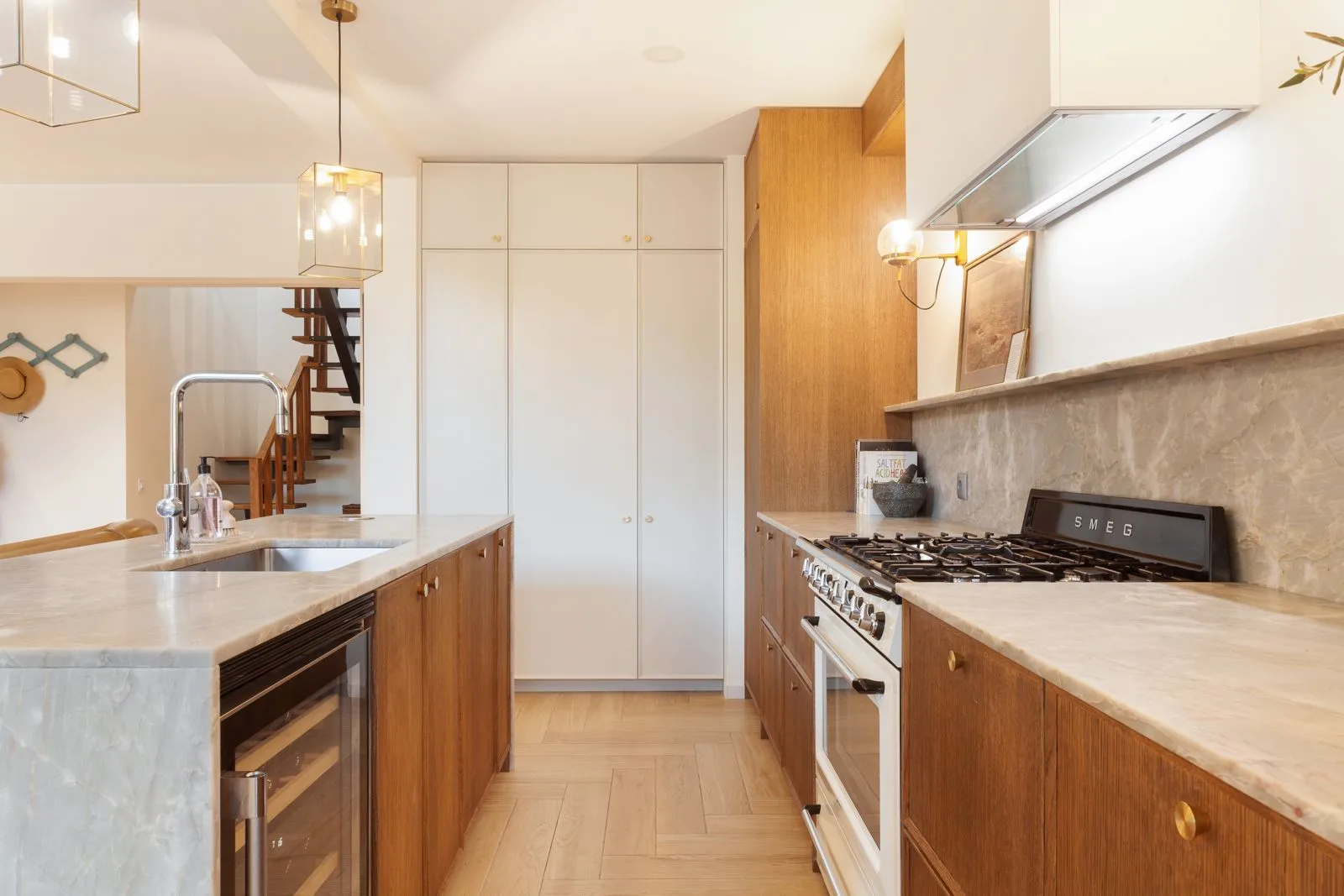 Vista frontal da cozinha com fogão SMEG — moradia Riviera Cascais pela Maya's Homes