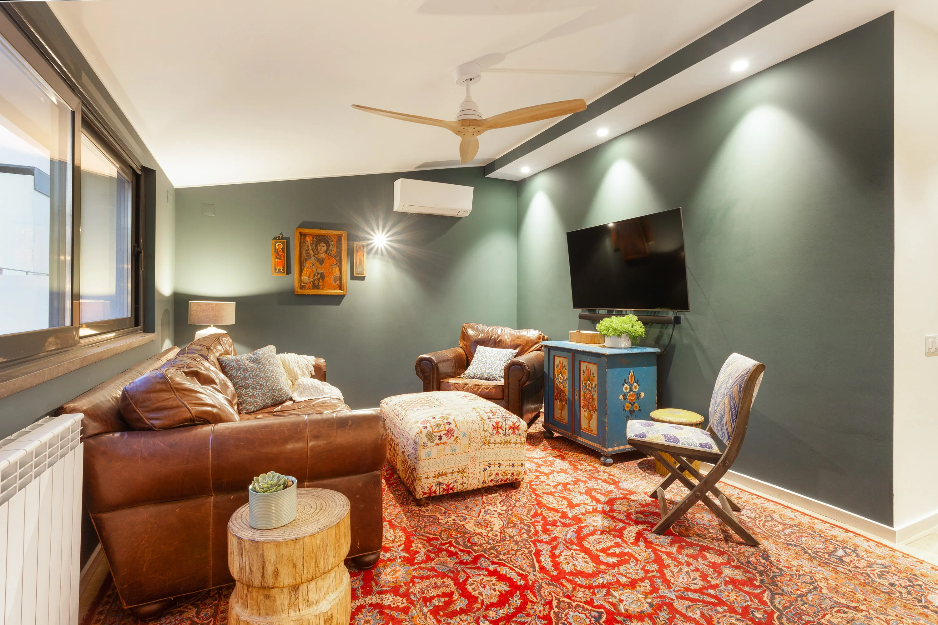 Zona de TV do salão com vistas do bairro — moradia Riviera Cascais pela Maya's Homes