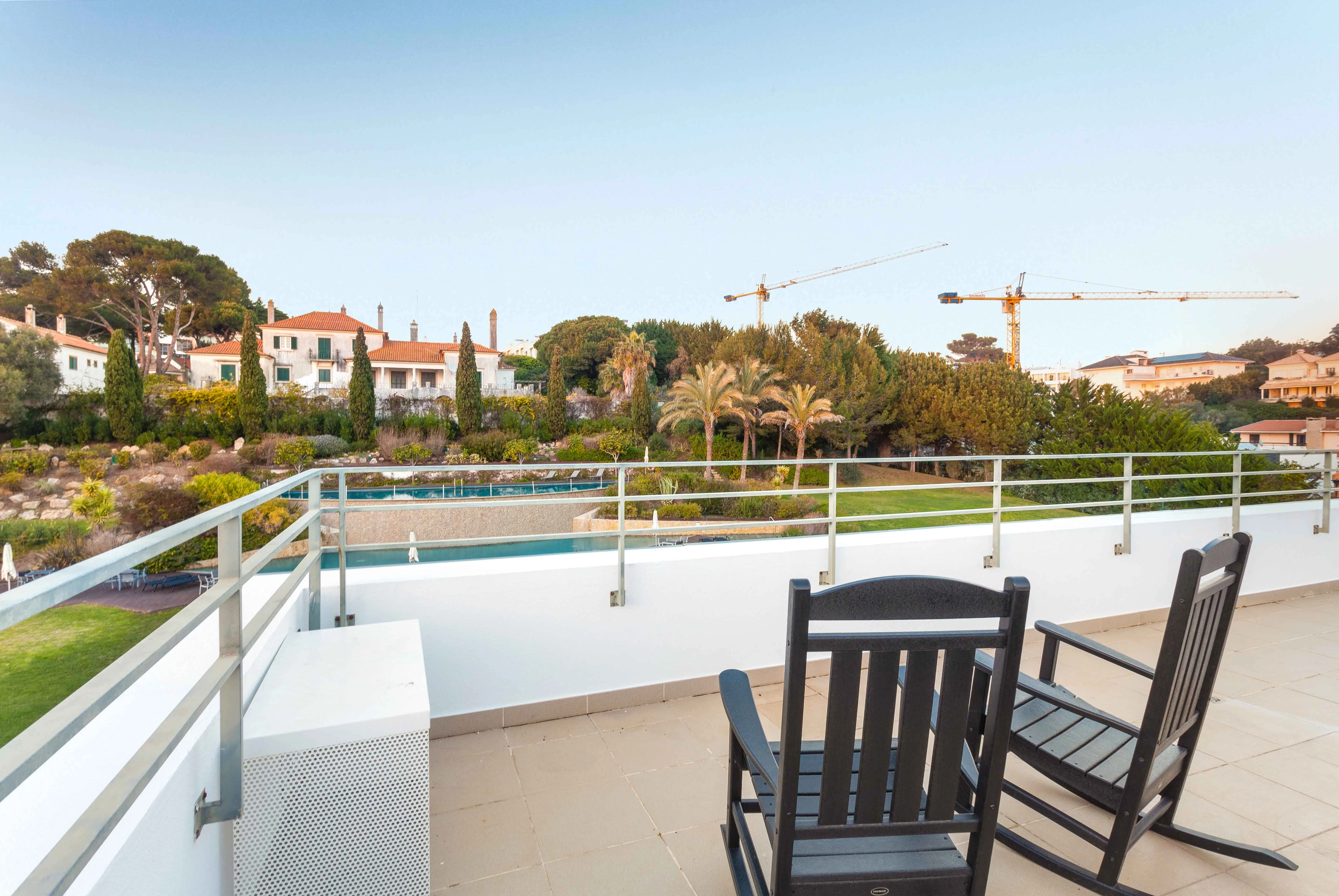 Vista geral do terraço — moradia Riviera pela Maya's Homes